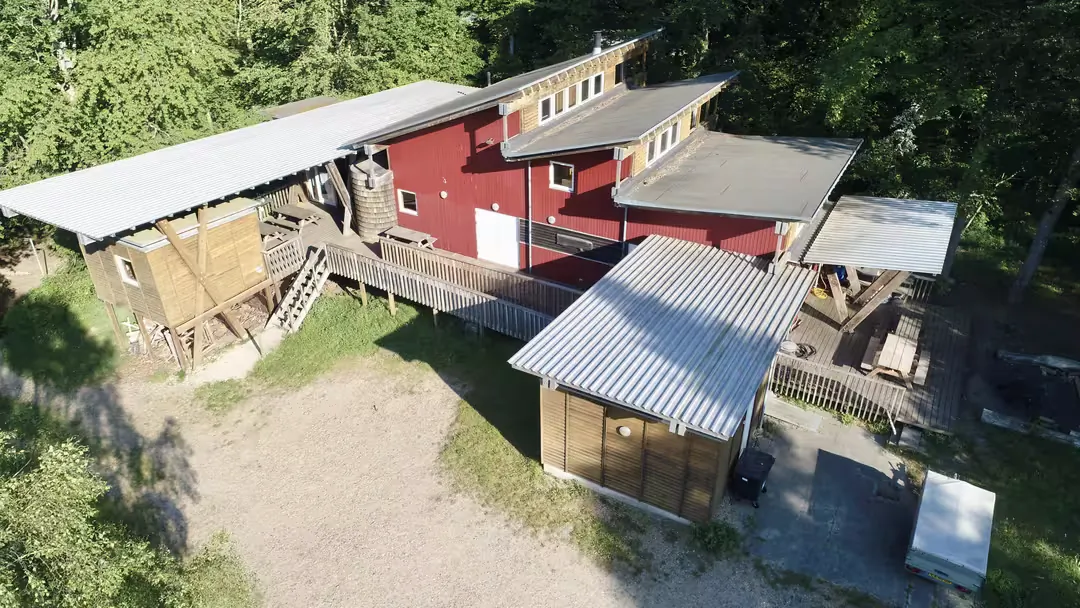 Luftfoto af Bjørnholthytten set fra østnordøst