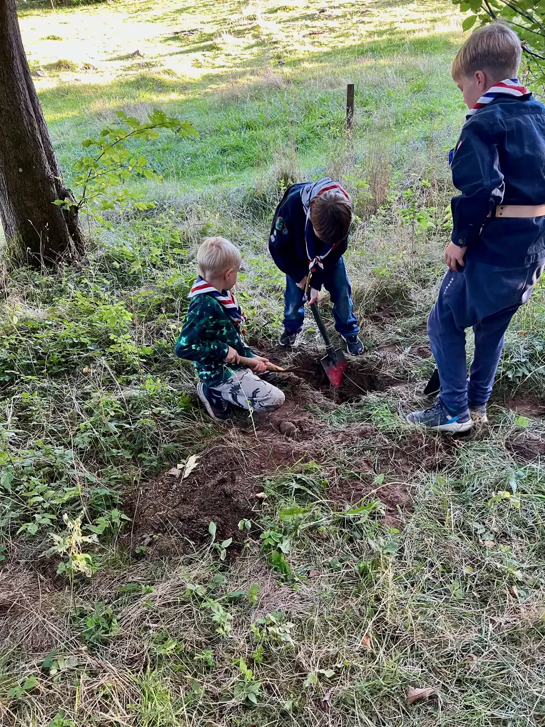 Spejdere der graver huller i jorden